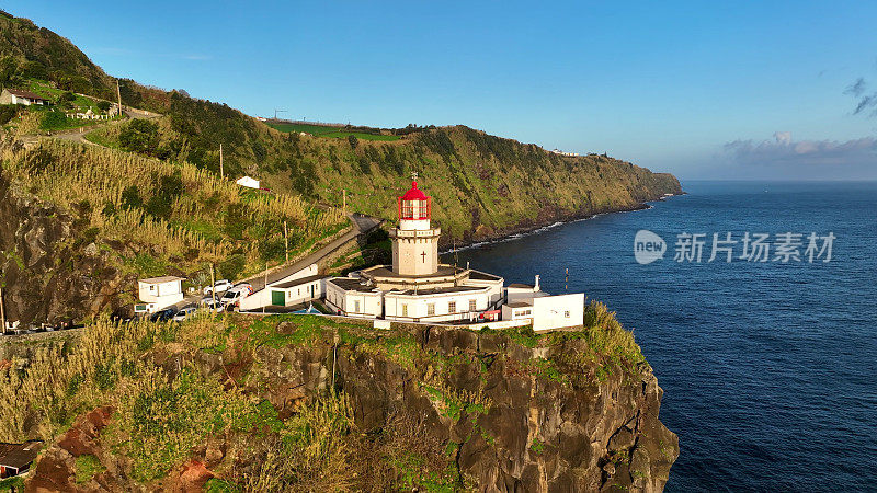 大西洋上令人惊叹的灯塔Farol Ponta do Arnel鸟瞰图，4k镜头。圣米格尔，亚速尔群岛，葡萄牙。